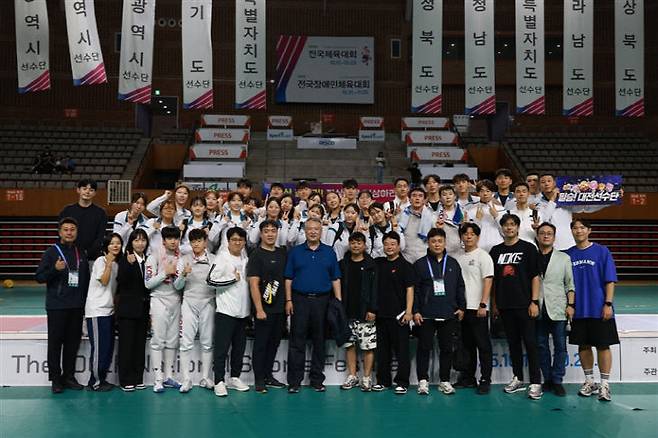 대전시 펜싱선수단이 9월 30일 부산에서 열린 제106회 전국체육대회 사전경기 시상식에 올라 기념 촬영을 하고 있다.(사진=대전시체육회 제공)