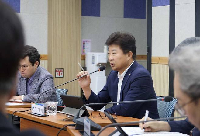 최충규 대덕구청장이 1일 구청 대회의실에서 열린 확대간부회의에서 간부 공무원들에게 애인, 홀몸 어르신 등 사회적 약자에 대한 예산 확보와 세심한 행정을 펼쳐줄 것을 당부하고 있다. (사진= 대전 대덕구)