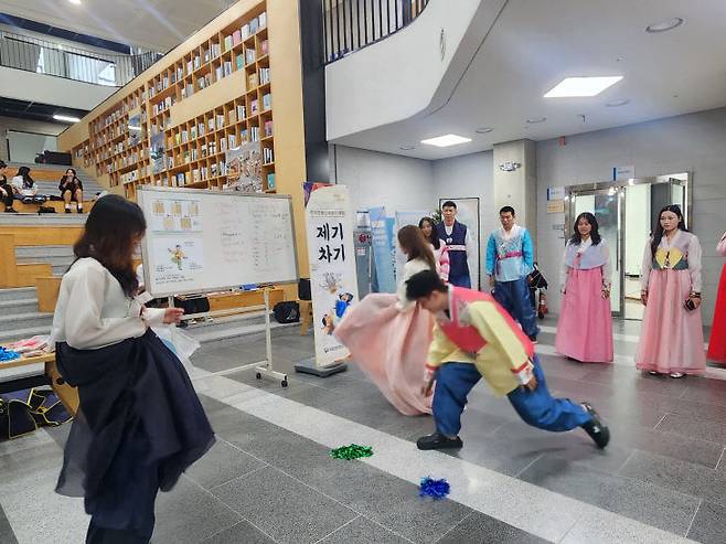 지난 25일 국립한밭대에서 추석 명절을 앞두고 외국인 유학생들을 위한 전통 문화 체험 행사가 열렸다. (사진=정바름 기자)