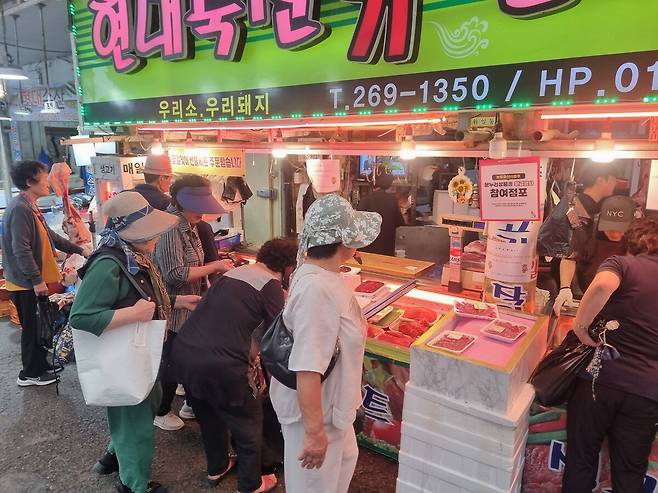 추석을 닷새 앞둔 1일 광주광역시 말바우시장에서 손님들이 명절 음식 재료를 구매하고 있다. 정승우 기자