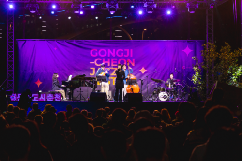 ‘2025 공지천 재즈페스타’가 오는 9일 개막해 11일까지 춘천 일대서 이어진다. 사진은 지난 축제 모습. 춘천문화재단 제공