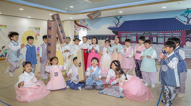 추석을 닷새 앞둔 1일 울산 중구 아리솔유치원 강당에서 한복을 곱게 차려입은 원생들이 전통 민속놀이 중 하나인 윷놀이를 배우며 즐거운 시간을 보내고 있다. 이수화 기자