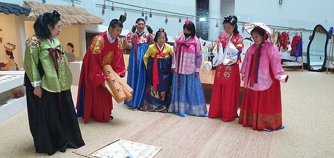 울주민속박물관은 3일~9일까지 추석맞이 전통 체험프로그램 '달아 달아 보름달아! 내 소원을 들어줘!'를 진행한다. 사진은 한국나눔복지회 관람객들이 전통놀이를 즐기는 모습. 울주문화원 제공