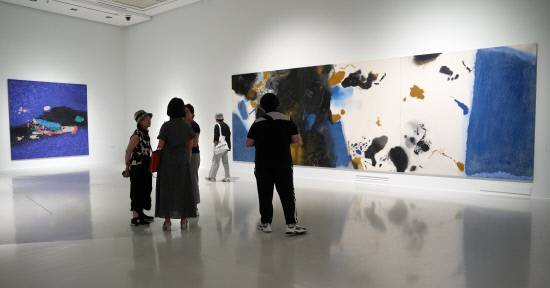 지난 7월 10일 경남도립미술관에서 열린 2025년 2차 전시 개막식을 찾은 이들이 '권영석: 생(生)이라는 우주'展을 감상하고 있다. 경남일보DB