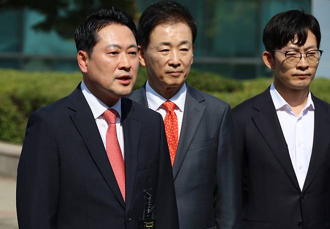 국민의힘 장동혁 대표가 1일 오후 대전 유성구 국가정보자원관리원 화재 현장을 방문한 뒤 취재진 앞에서 발언하고 있다. /연합뉴스