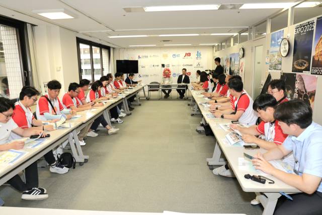 낙동강협의회가 지난달 22일 오사카관광국을 찾아 오사카를 방문한 외국인 관광객과 2030년 관광객 2000만 명 유치를 위해 추진 중인 사업 등을 청취한 뒤 글로벌 관광 교류를 논의하고 있다. 김태권 기자