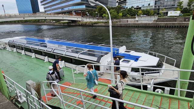 오사카를 찾은 방문객들이 지난달 23일 오사카성 내부 혜자를 도는 아쿠아라이너 크루즈에 탑승하고 있다. 김태권 기자