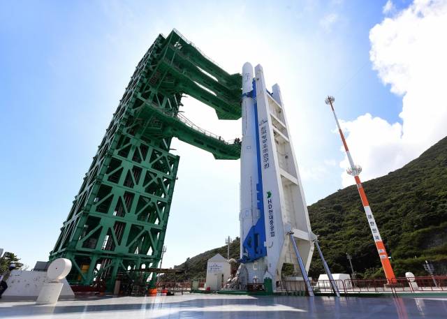 WDR 시험을 위해 발사대에 기립한 누리호 4차 비행모델./한국항공우주연구원 /