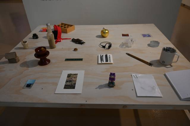 전시에 참여한 작가들의 단초가 놓여져 있는 오브제 테이블.