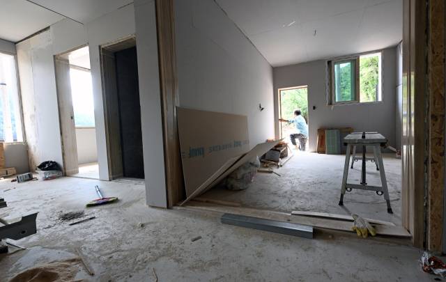 산청군 산청읍 내수마을에서 산사태로 주택 파손 피해을 입은 한 주민이 복구 작업 중인 집을 둘러보고 있다./김승권 기자/