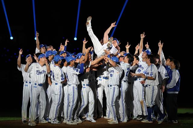 삼성 라이온즈 오승환이 팀 동려등의 헹가래를 받으며 기뻐하고 있다. 삼성 제공
