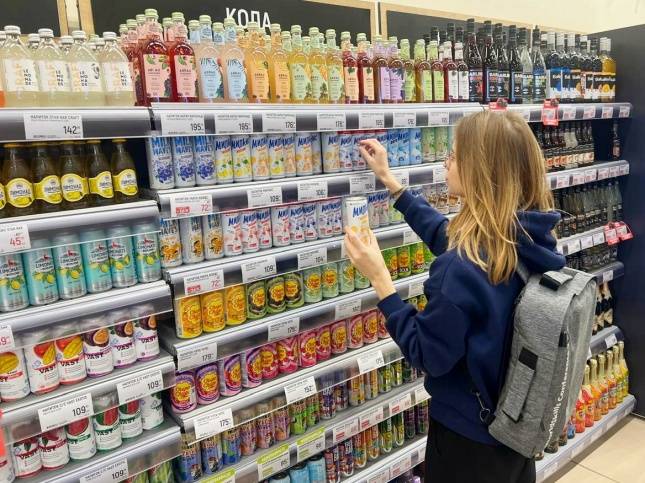 러시아 대형마트에서 소비자가 밀키스를 구매하는 모습/사진=롯데칠성음료