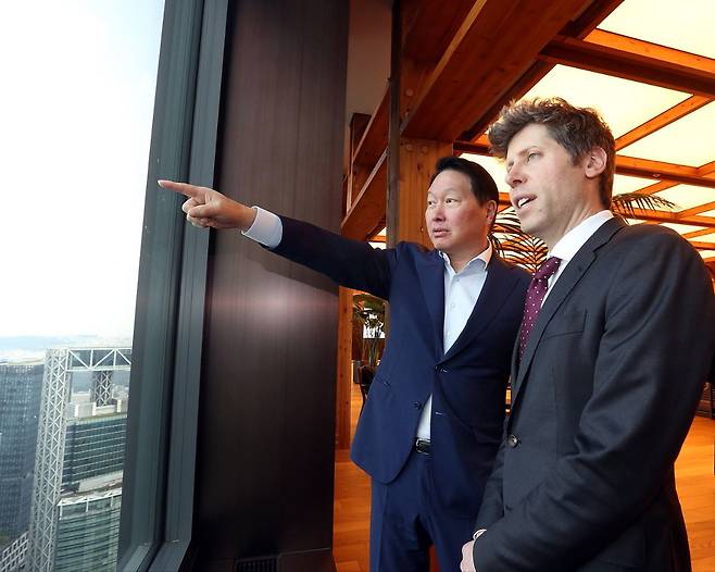 최태원 SK그룹 회장과 샘 올트먼 OpenAI 최고경영자(CEO) 등 양사 경영진들이 1일 서울 종로구 SK서린빌딩에서 만나 메모리 공급 의향서와 서남권 AI DC 협력에 관한 양해각서(MOU)를 체결했다./사진=SK그룹