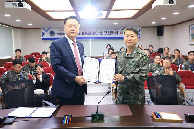 29일 오전 국군수송사령부에서 열린 업무협약 체결식에서 유명섭 에어프레미아 대표(사진 왼쪽)와 방현석 국군수송사령부 사령관이 기념촬영을 진행하고 있다.