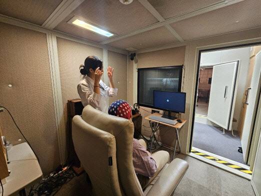 삼성서울병원 이비인후과 문일준 교수 연구팀은 액티브 노이즈 캔슬링 기능이 집중력 향상에도 도움이 된다는 연구를 발표했다. 사진은 연구 참가자가 뇌파 측정 장치를 쓰고 연구방법을 설명 듣고 있는 모습.