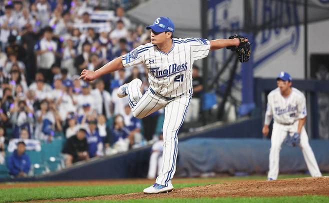 30일 대구 삼성라이온즈파크에서 열린 KIA와 삼성의 경기. 9회 초 이날 은퇴식을 하는 삼성의 마무리투수 오승환이 마운드에서 역투하고 있다. 사진=연합뉴스