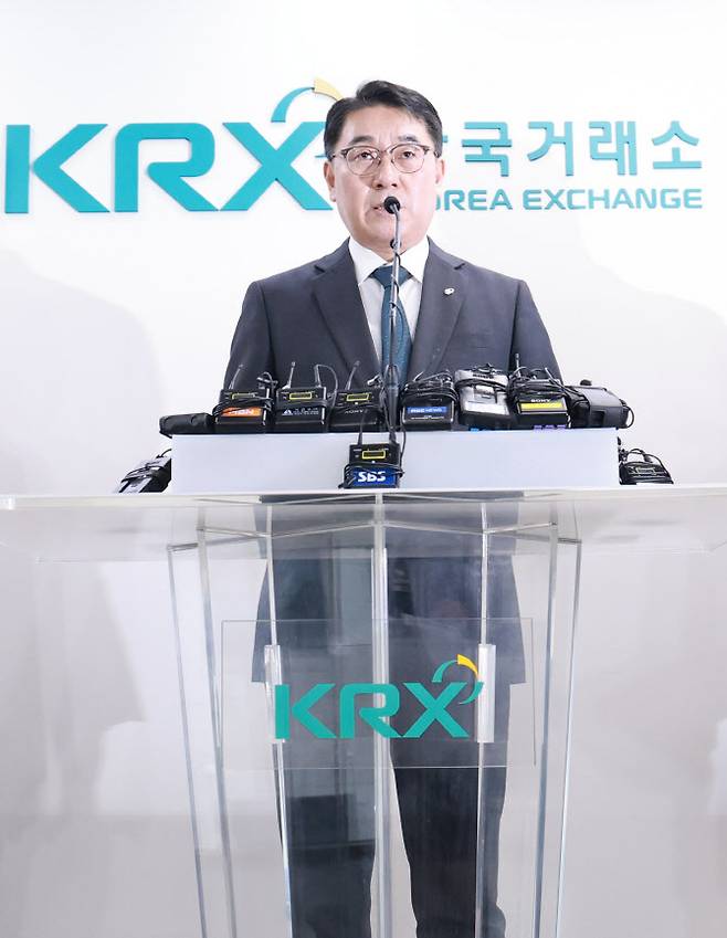 이승우 주가조작 근절 합동대응단장이 23일 서울 영등포구 한국거래소 서울사무소에서 ‘불공정거래 행위 관련 사건 1호’ 브리핑을 하고 있다. (사진=연합뉴스)