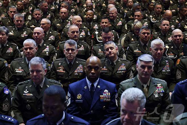 30일(현지시간) 버니지아주 콴티코에 위치한 해병대 기지에서 미군 장성급 지휘관들이 피트 헤그세스 전쟁부(법적 명칭 '국방부') 장관의 연설에 이어 도널드 트럼프 미국 대통령의 연설 차례를 기다리고 있다. 헤그세스 장관은 이날 미 본토뿐만 아니라 세계 각지에서 근무하는 800여명의 장성들을 불러 모았다. 2025.09.30. ⓒ AFP=뉴스1 ⓒ News1 류정민 특파원