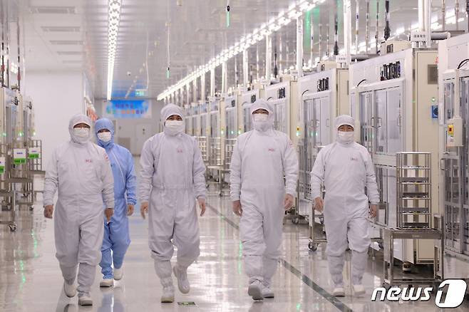 이재용 삼성전자 회장(오른쪽 두번째)이 24일 중국 텐진에 위치한 삼성전기 사업장을 방문해 MLCC 생산 공장을 점검하고 있다. 텐진 공장은 부산사업장과 함께 글로벌 시장에 IT·전장용 MLCC를 공급하는 주요 생산 거점 중 한 곳이다. (삼성전자 제공) 2023.3.26/뉴스1