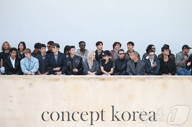 Jeon So -Mi（最前列の左側から6番目）は、パリのパリの国内ファッションデザイナーブランドで構成されるユニオンファッションショー「Concept Korea 2026 S/S」に参加しました。 2025.10.1/news 1