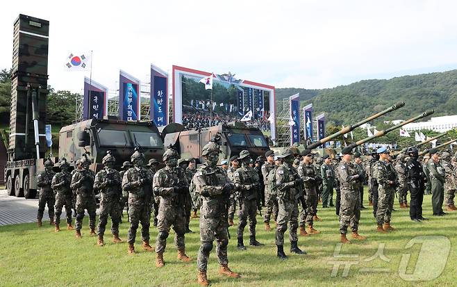 지난달 29일 충남 계룡대 연병장에서 열린 제77주년 국군의날 기념식 미디어데이 행사에서 전시 장비가 도열해 있다. 2025.10.1/뉴스1 ⓒ News1 김기태 기자