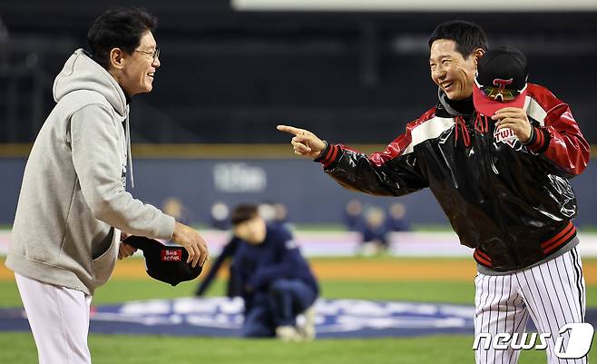 이강철 KT 위즈 감독과 염경엽 LG 트윈스 감독. / 뉴스1 DB ⓒ News1 김진환 기자