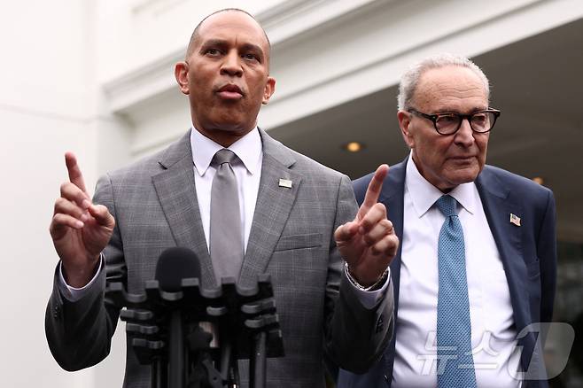 29일(현지시간) 미국 민주당의 척 슈머(오른쪽) 상원 원내대표와 하킴 제프리스 하원 원내대표가 백악관에서 도널드 트럼프 대통령과의 회동을 마친 뒤 취재진에게 그 결과를 설명하고 있다. 2025.09.29 ⓒ 로이터=뉴스1 ⓒ