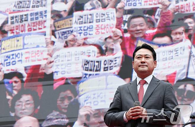 장동혁 국민의힘 대표가 지난 9월 28일 서울 중구 시청역 인근에서 열린 사법파괴·입법독재 국민 규탄대회에서 대국민 연설을 하던 도중 시민들을 바라보고 있다. 2025.9.28/뉴스1 ⓒ News1 김성진 기자