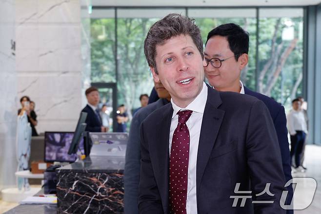 샘 올트먼(Sam Altman) 오픈 AI CEO가 1일 최태원 SK그룹 회장을 만나기 위해 서울 종로구 SK서린빌딩에 도착, 취재진 질문에 답하고 있다. 2025.10.1/뉴스1 ⓒ News1 안은나 기자