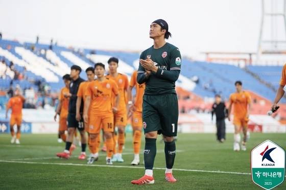 제주SK 김동준 골키퍼에게 2경기 출장정지와 제재금 500만원 징계가 결정됐다. (한국프로축구연맹 제공)