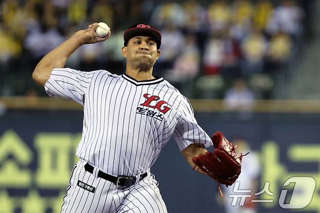 1일 오후 서울 송파구 잠실야구장에서 열린 프로야구 2025 신한 SOL 뱅크 KBO 리그 NC 다이노스와 LG 트윈스의 경기에서 LG 선발 치리노스가 역투하고 있다. 2025.10.1/뉴스1 ⓒ News1 황기선 기자