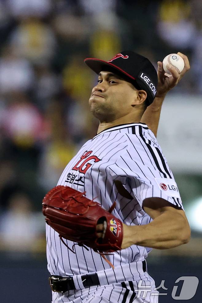 1일 오후 서울 송파구 잠실야구장에서 열린 프로야구 2025 신한 SOL 뱅크 KBO 리그 NC 다이노스와 LG 트윈스의 경기에서 LG 선발 치리노스가 역투하고 있다. 2025.10.1/뉴스1 ⓒ News1 황기선 기자