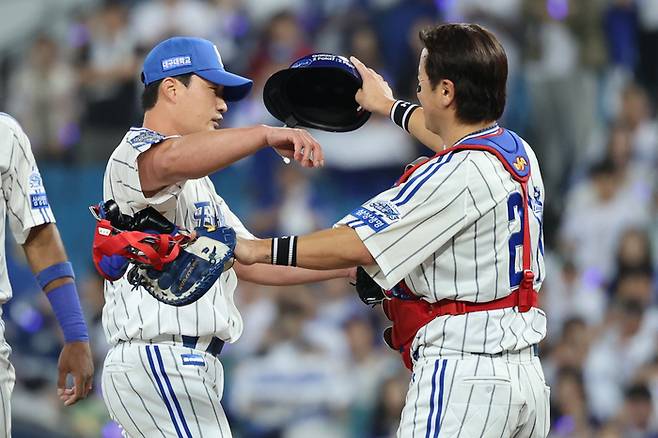 삼성 오승환(왼쪽)이 30일 대구삼성라이온즈파크에서 열린 2025 KBO리그 KIA와 경기에서 9회초 마운드에 올라 아웃카운트 하나를 잡은 후 교체되기 전 강민호와 포옹하고 있다. 사진 | 삼성 라이온즈