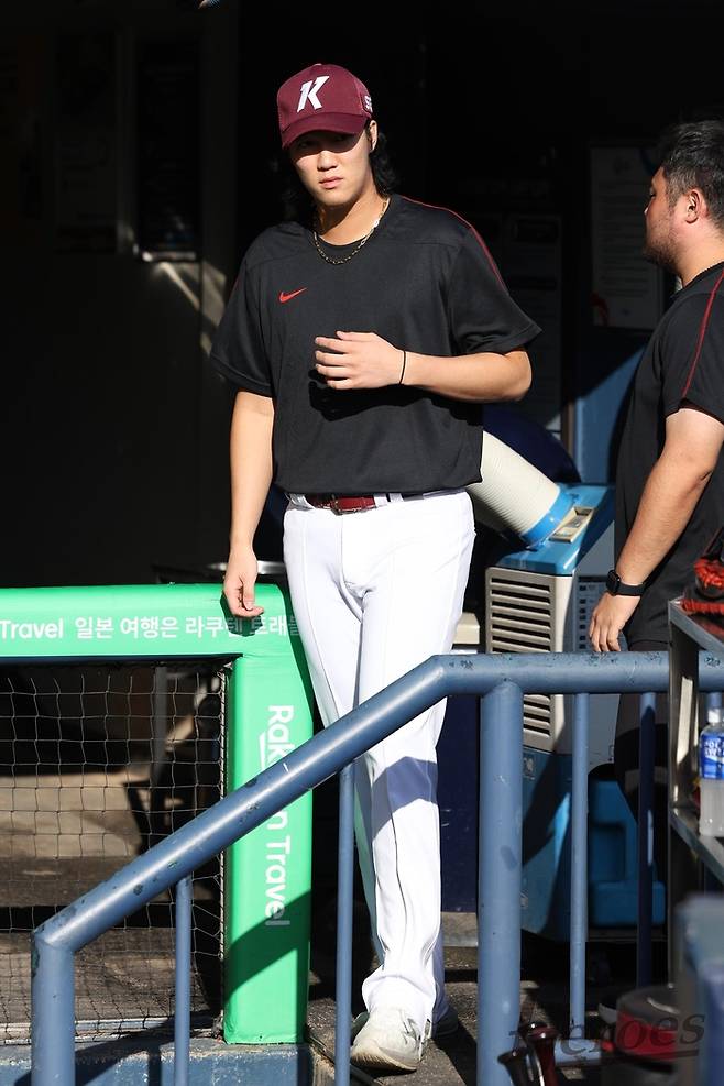 18일 서울 잠실구장에서 2025 KBO리그 두산-키움전이 열린 가운데, 안우진이 그라운드로 향하고 있다. 사진 | 키움 히어로즈