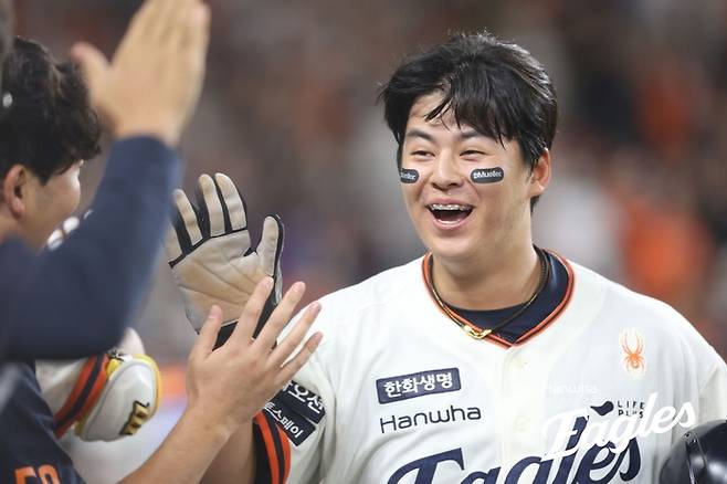 노시환이 득점에 성공한 뒤 웃어 보이고 있다. 사진 | 한화 이글스