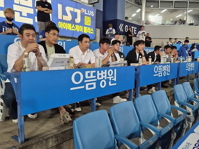 30일 대구삼성라이온즈파크에서 오승환의 은퇴식이 열린 가운데, SSG 추신수 보좌역을 비롯해 이대호, 김태균, 이동현, 정근우, 채병용, 박재상, 김백만, 채태인, 김강민 등이 현장을 찾았다. 사진 | SSG 랜더스