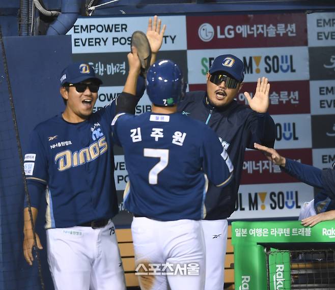 NC 이호준 감독이 1일 서울 잠실구장에서 열린 2025 KBO리그 LG와 경기 3회초 1사3루 최원준 우전안타 때 홈을 밟은 김주원과 하이파이브를 하고 있다. 잠실 | 최승섭기자 thunder@sportsseoul.com