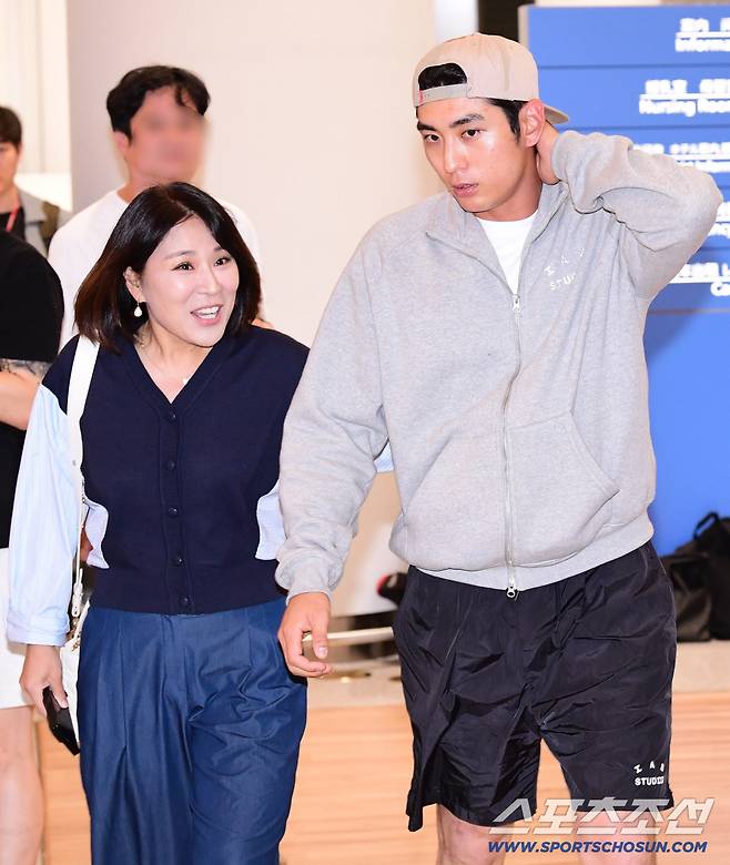 이정후가 9월 30일 오후 인천공항 제2터미널을 통해 귀국했다. 리코스포츠 이예랑 대표와 함께 입국장을 나서고 있는 이정후. 인천공항=송정헌 기자songs@sportschosun.com/2025.09.30/