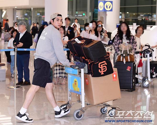 이정후가 9월 30일 오후 인천공항 제2터미널을 통해 귀국했다. 입국장을 나서고 있는 이정후. 인천공항=송정헌 기자songs@sportschosun.com/2025.09.30/
