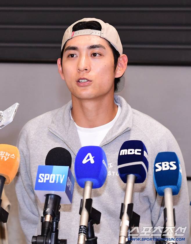 인터뷰를 하고 있는 이정후.