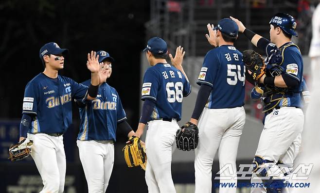 27일 광주 기아챔피언스필드에서 열린 KIA 타이거즈와 NC 다이노스의 경기. 승리한 NC 선수들이 기뻐하고 있다. 광주=박재만 기자 pjm@sportschosun.com/2025.09.27/