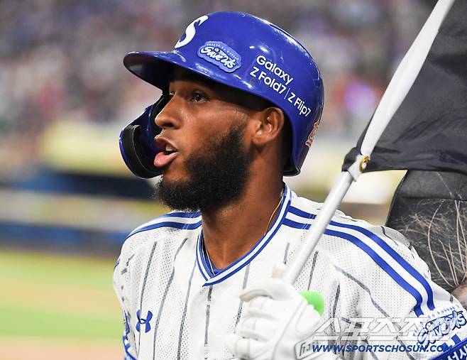 30일 대구 라이온즈파크에서 열린 KIA-삼성전. 1회말 1사 1, 3루 디아즈가 스리런포를 치며 50홈런을 달성했다. 디아즈가 깃발을 펄럭이고 있다. 대구=정재근 기자 cjg@sportschosun.com/2025.9.30/