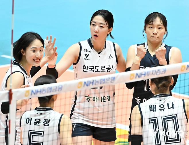 한국도로공사 황연주가 동료들과 기뻐하고 있다. 사진제공=KOVO