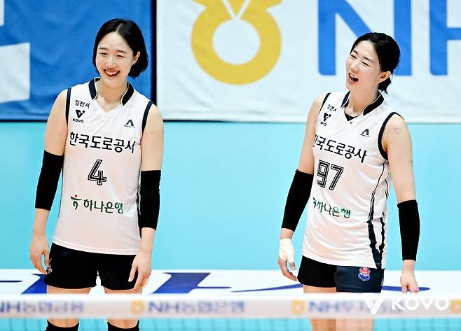 한국도로공사 황연주(왼쪽)와 강소휘. 사진제공=KOVO