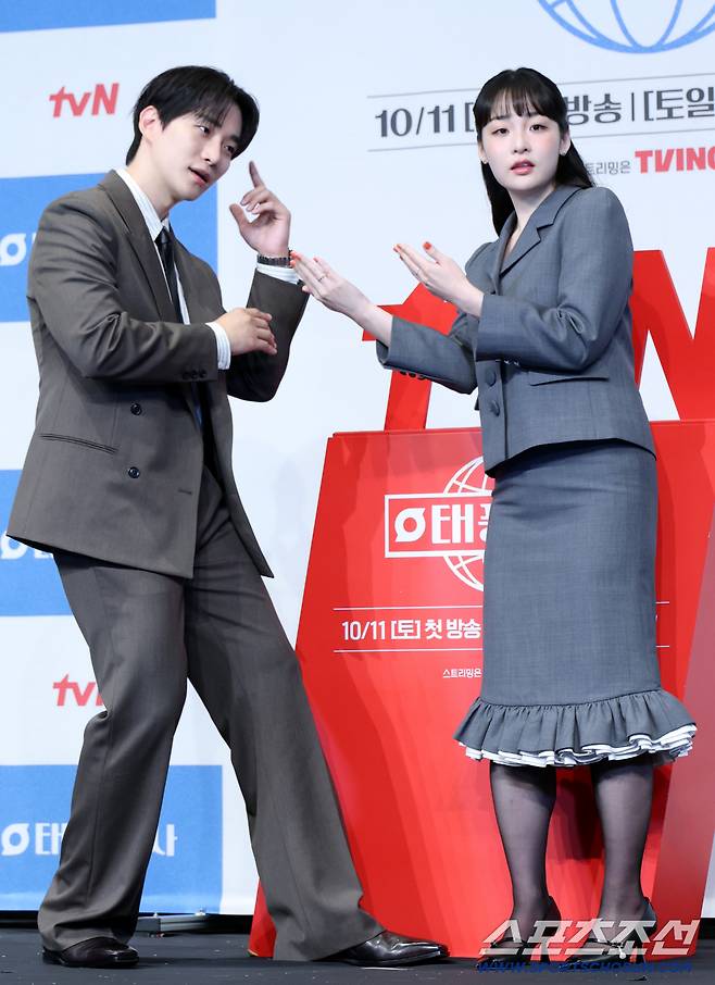 1일 서울 구로구 더링크호텔에서 열린 tVN 새 주말드라마 '태풍상사'의 제작발표회, 이준호와 김민하가 포토타임을 갖고 있다. 허상욱 기자wook@sportschosun.com/2025.10.01/