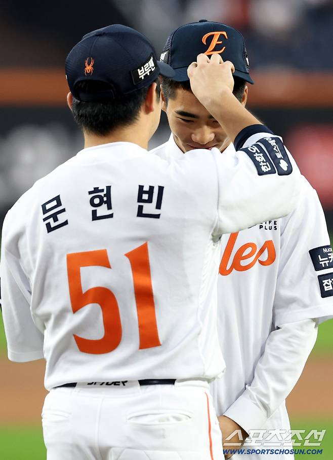 30일 대전한화생명볼파크에서 열린 롯데와 한화의 경기, 경기 전 2026 한화 이글스의 신인 선수 10인이 시구를 했다. 전체 3순위로 한화에 입단한 오재원이 시구를 마친 후 문현빈에게 모자를 받고 있다. 대전=허상욱 기자