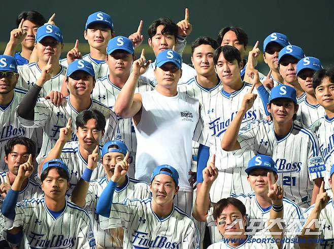 30일 대구 라이온즈파크에서 오승환의 은퇴식이 열렸다. 모든 행사가 끝난 후 오승환이 동료들과 함께 기념사진을 찍고 있다. 대구=정재근 기자 cjg@sportschosun.com/2025.9.30/