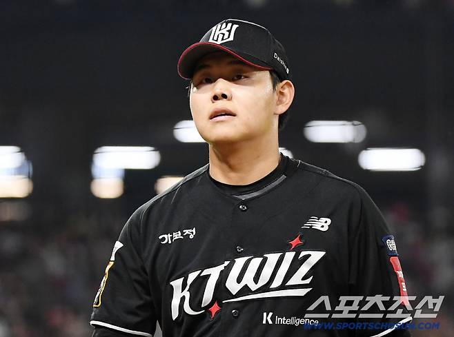1일 광주 기아챔피언스필드에서 열린 KT-KIA전. 6회를 무실점으로 막아 낸 소형준이 내려오고 있다. 광주=정재근 기자 cjg@sportschosun.com/2025.10.1/