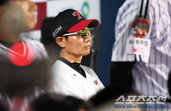 1일 잠실구장에서 열린 LG 트윈스와 NC 다이노스의 경기. 염경엽 감독이 생각에 잠겨 있다. 잠실=박재만 기자 pjm@sportschosun.com/2025.10.01/