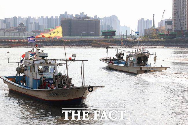 시흥월곶포구축제 어선 승선 체험 프로그램 진행 모습. /시흥시